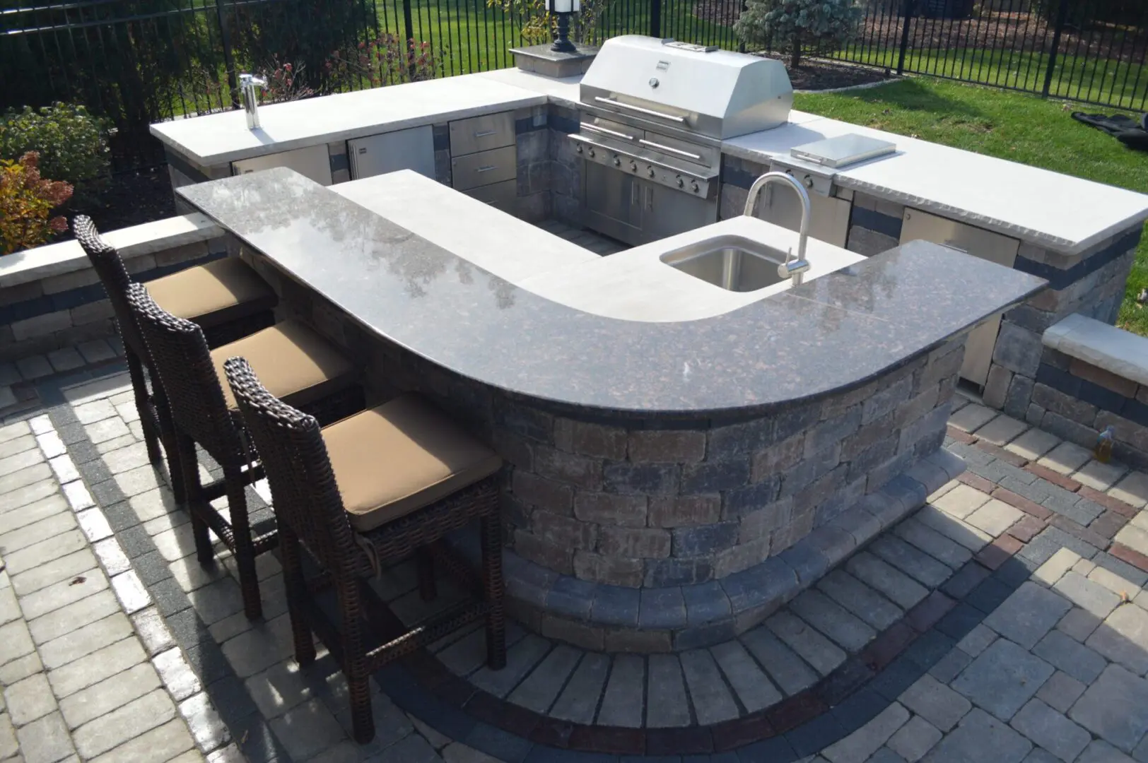 Custom outdoor kitchen and bar installer in Downers Grove, IL