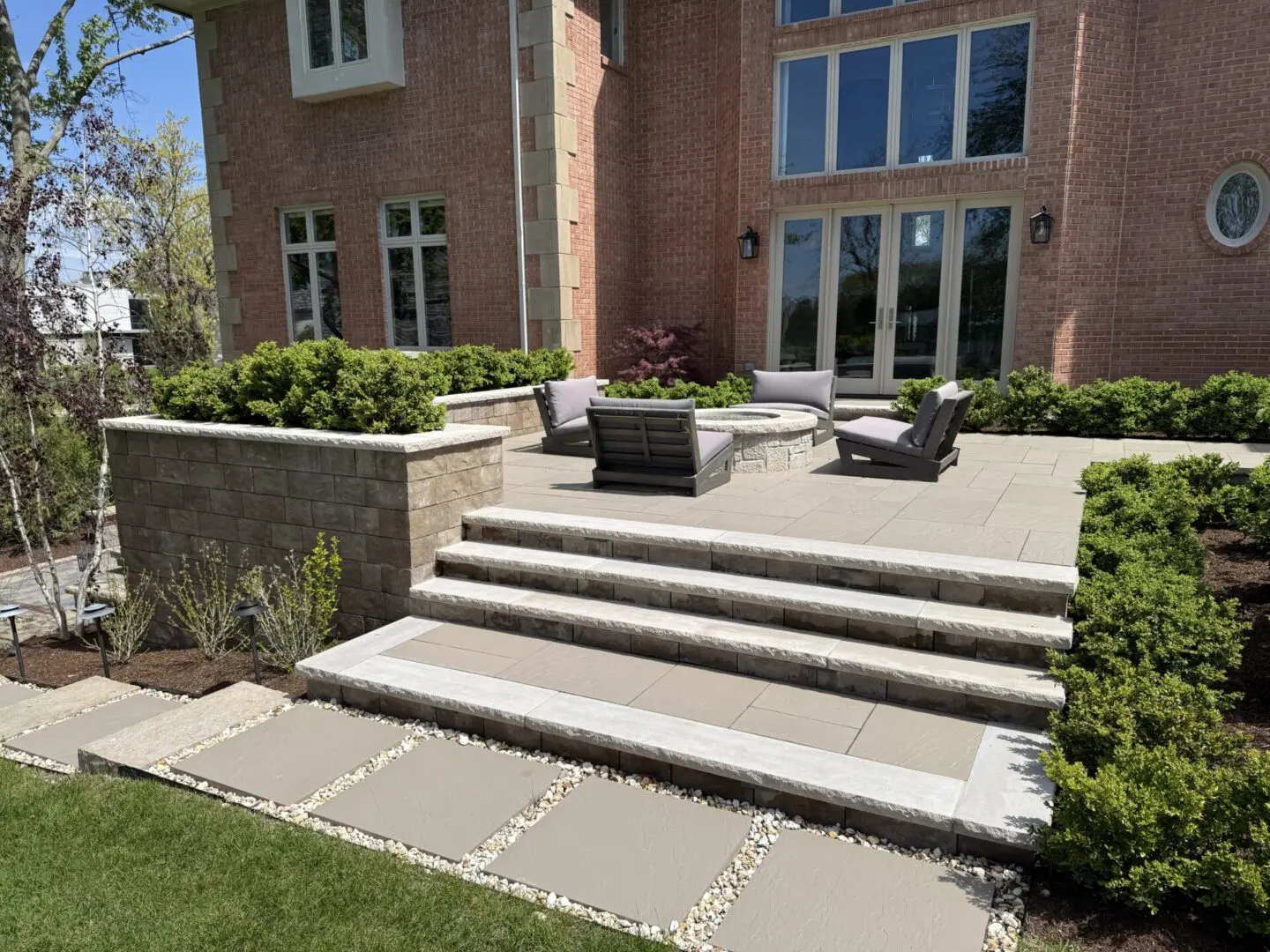 Paver patio and retaining wall design in Chicago western suburbs
